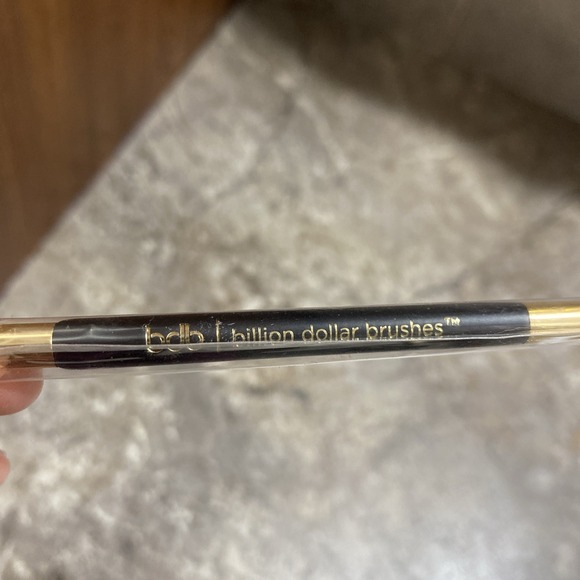 BILLION DOLLAR BRUSHES ~ CHARCOAL INFUSED BRISTLES EYEBROW BRUSH - Picture 2 of 6